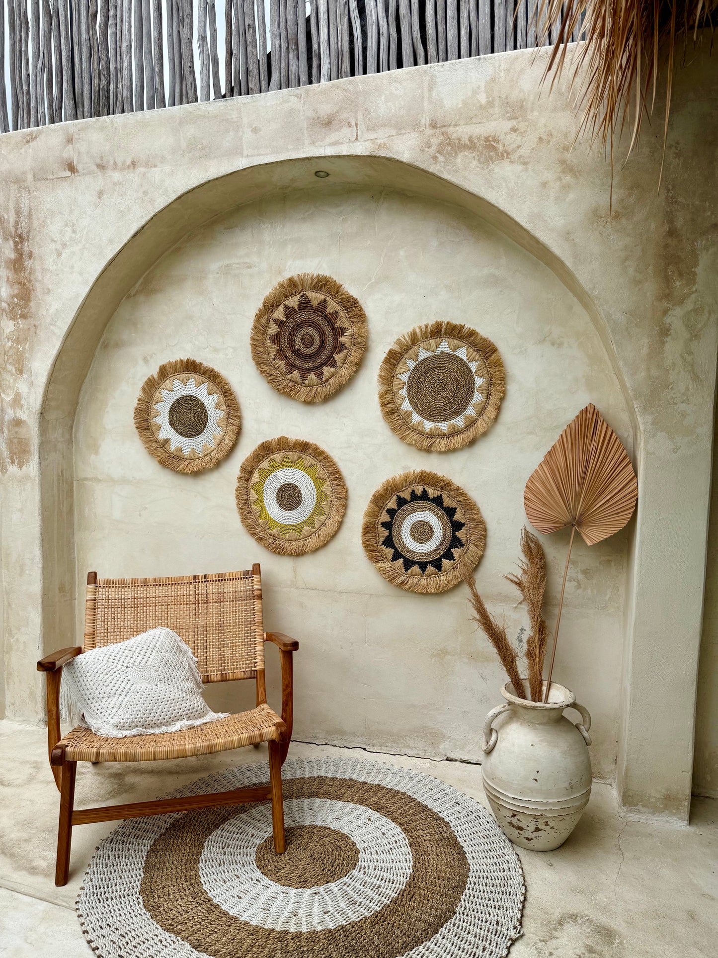 Décoration murale ronde en fibres naturelles – artisanat bohème de Bali