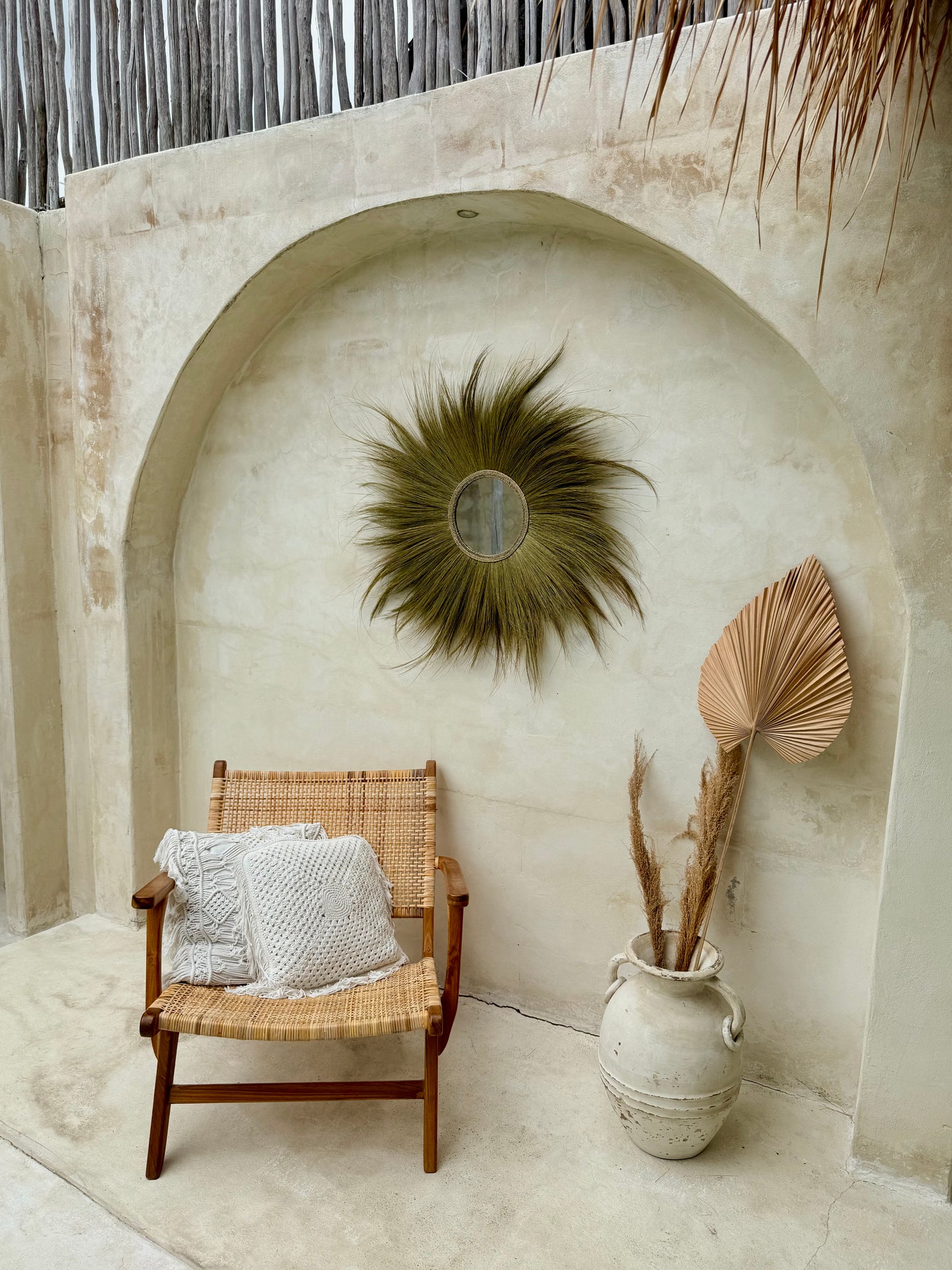 Miroir rond en Rayung kaki – grande décoration murale bohème