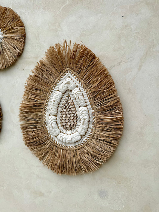 Décoration murale goutte d’eau en coquillages et corde naturelle – création artisanale bohème de Bali