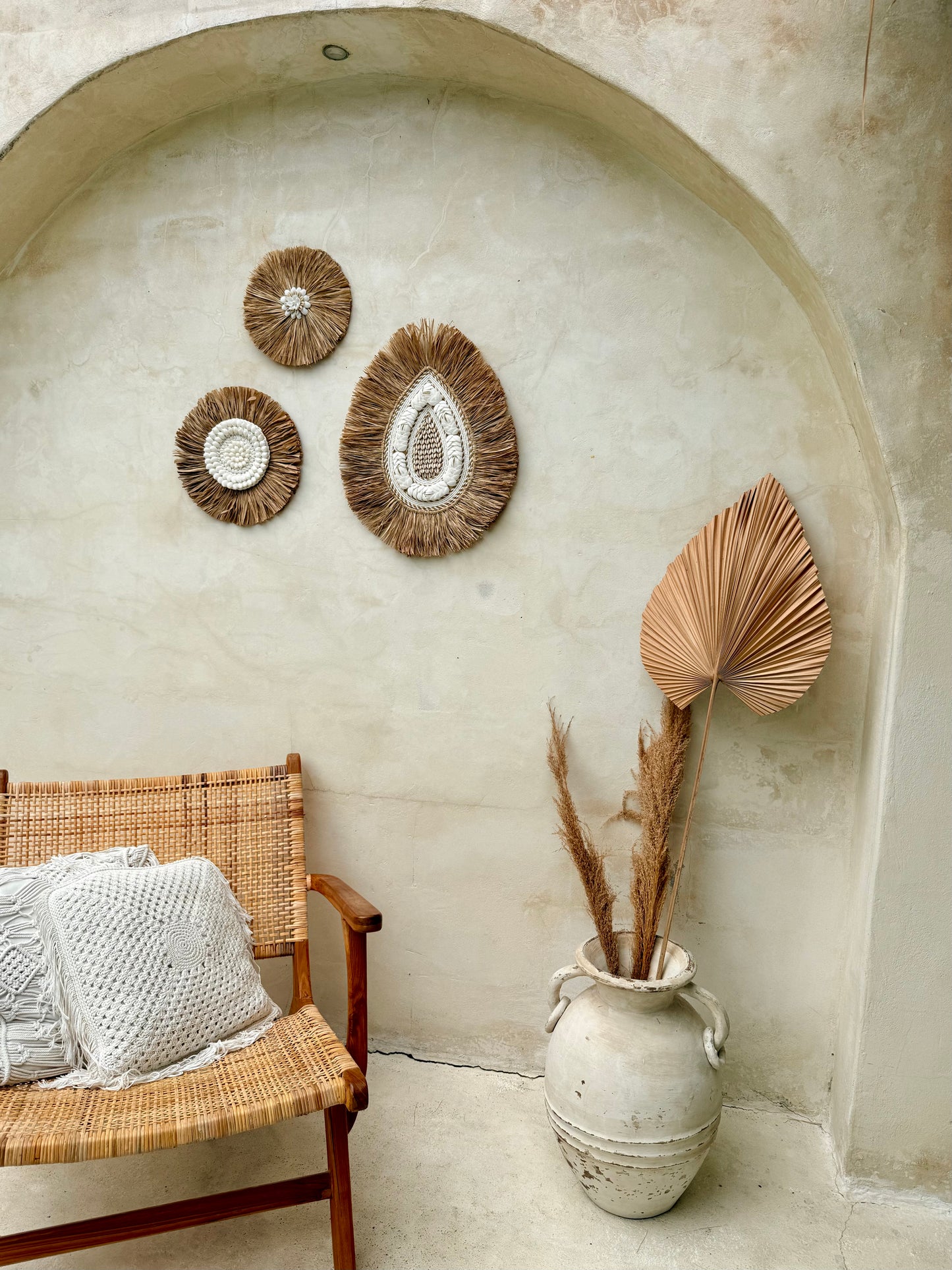 Décoration murale goutte d’eau en coquillages et corde naturelle – création artisanale bohème de Bali