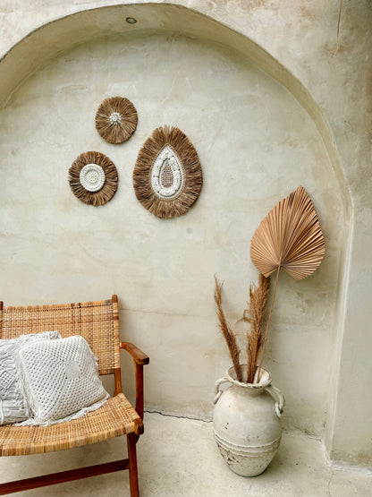 Décoration murale goutte d’eau en coquillages et corde naturelle – création artisanale bohème de Bali