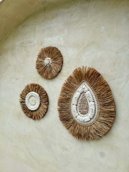 Rond mural en coquillages et plantes aquatiques séchées – décoration bohème artisanale