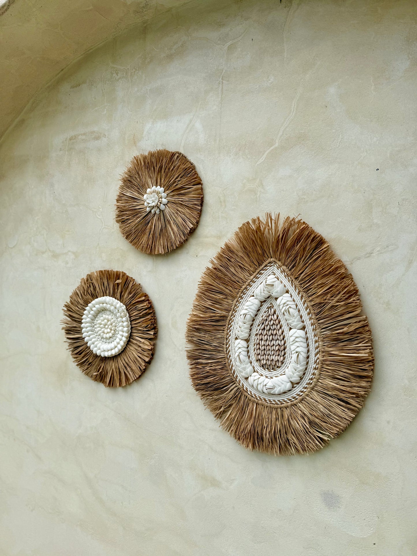 Décoration murale en macramé, coquillages et plantes aquatiques séchées – pièce artisanale de Bali