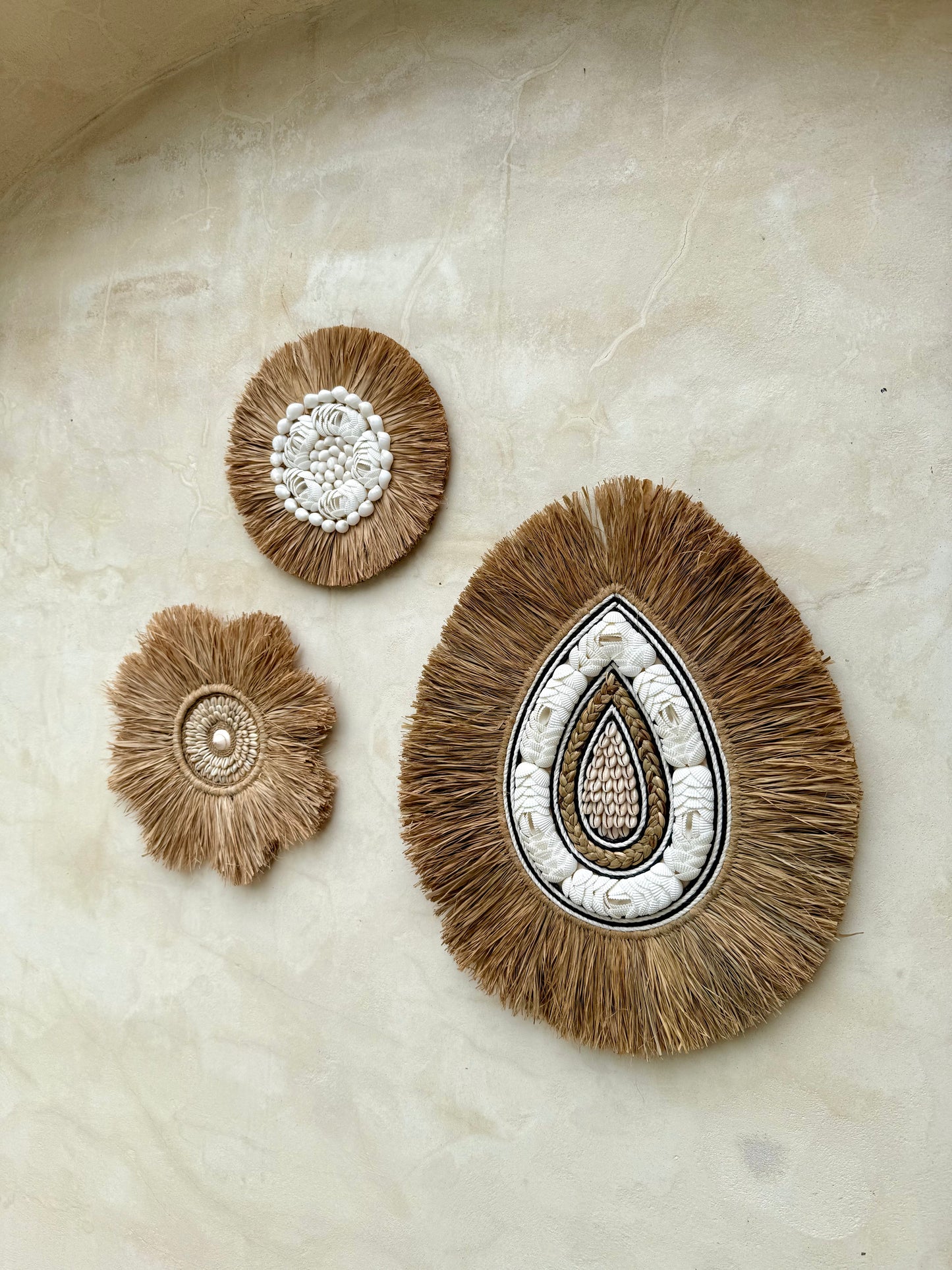Décoration murale goutte d’eau en coquillages et corde noire – création artisanale bohème de Bali