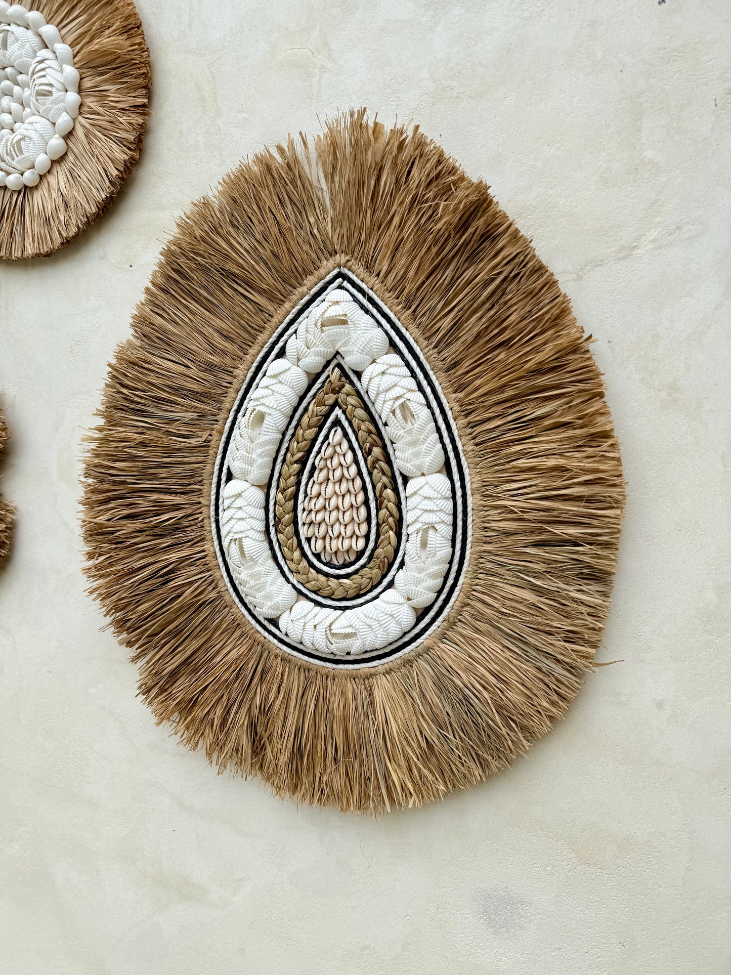 Décoration murale goutte d’eau en coquillages et corde noire – création artisanale bohème de Bali