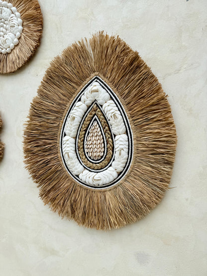 Décoration murale goutte d’eau en coquillages et corde noire – création artisanale bohème de Bali