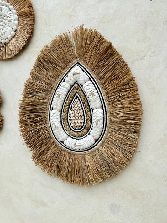 Décoration murale goutte d’eau en coquillages et corde noire – création artisanale bohème de Bali