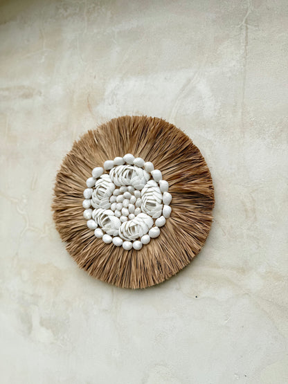 Décoration murale en coquillages et plantes aquatiques séchées – pièce artisanale bohème de Bali