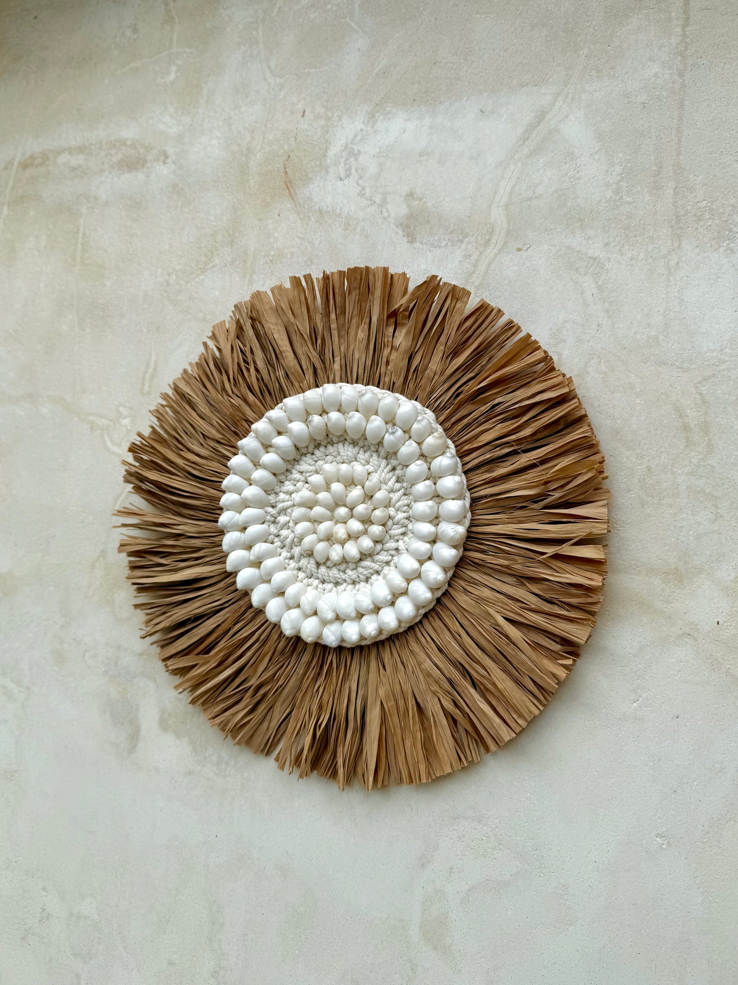 Décoration murale en macramé, coquillages et plantes aquatiques séchées – pièce artisanale de Bali