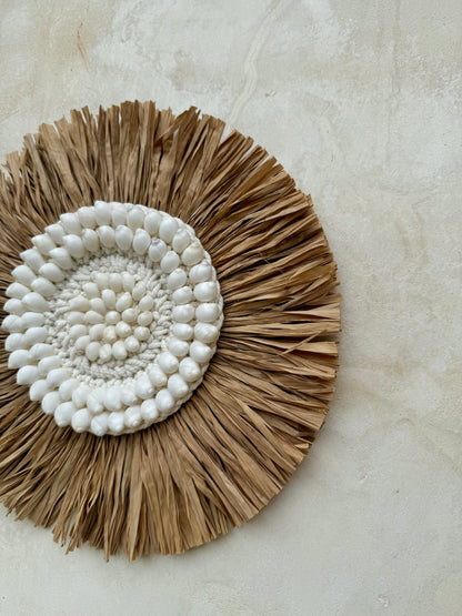 Décoration murale en macramé, coquillages et plantes aquatiques séchées – pièce artisanale de Bali