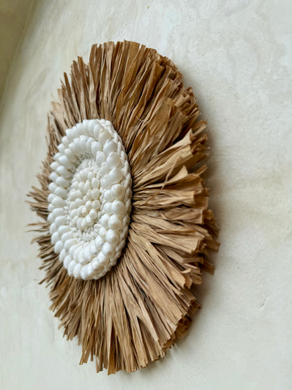 Décoration murale en macramé, coquillages et plantes aquatiques séchées – pièce artisanale de Bali