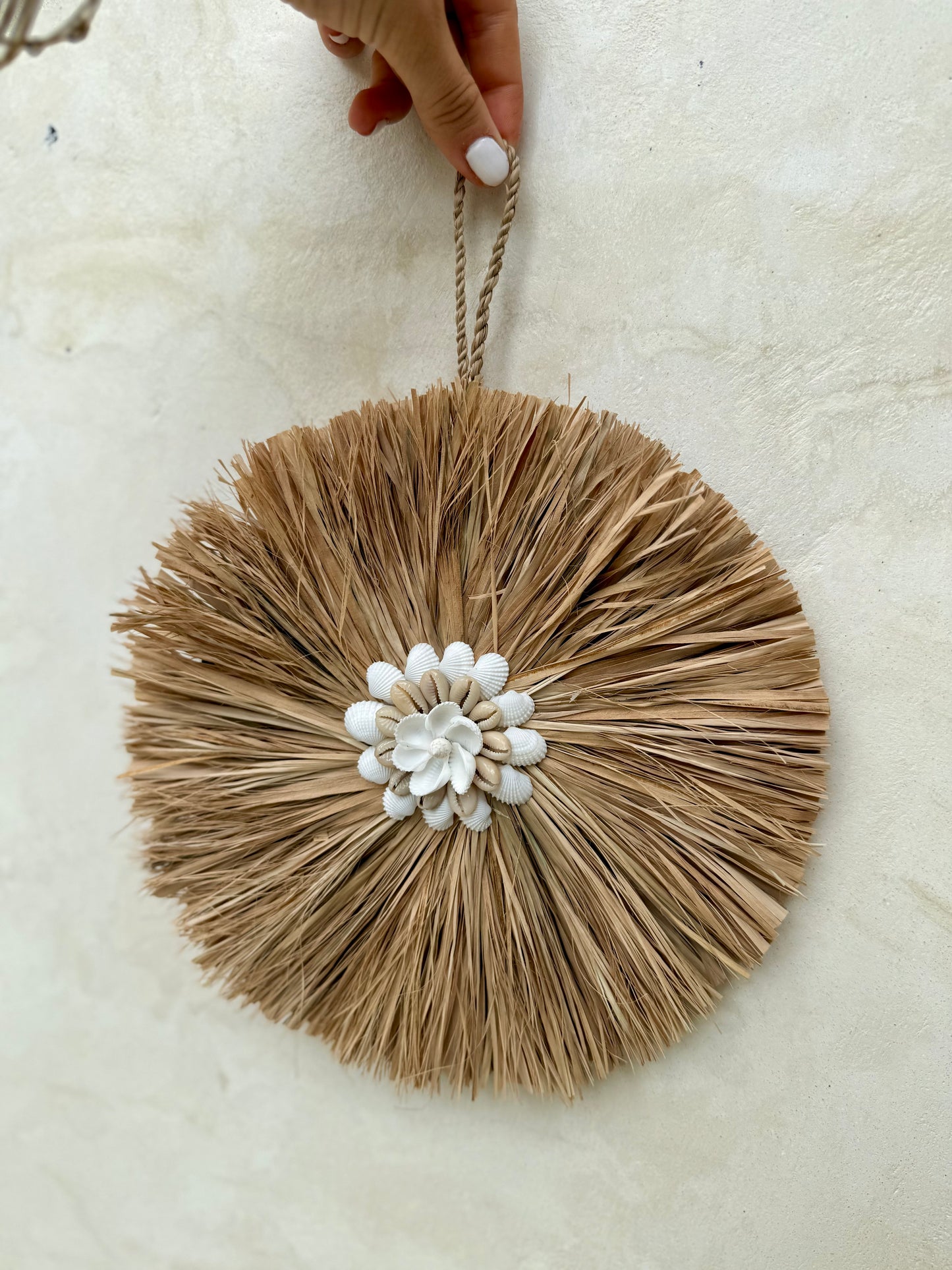 Rond mural en coquillages et plantes aquatiques séchées – décoration bohème artisanale