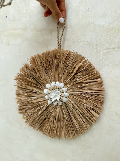 Rond mural en coquillages et plantes aquatiques séchées – décoration bohème artisanale