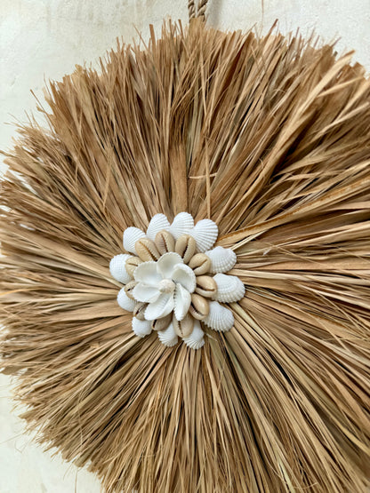 Rond mural en coquillages et plantes aquatiques séchées – décoration bohème artisanale