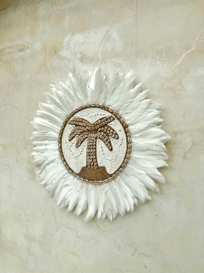 Décoration murale ronde palmier et plumes blanches – création artisanale bohème de Bali