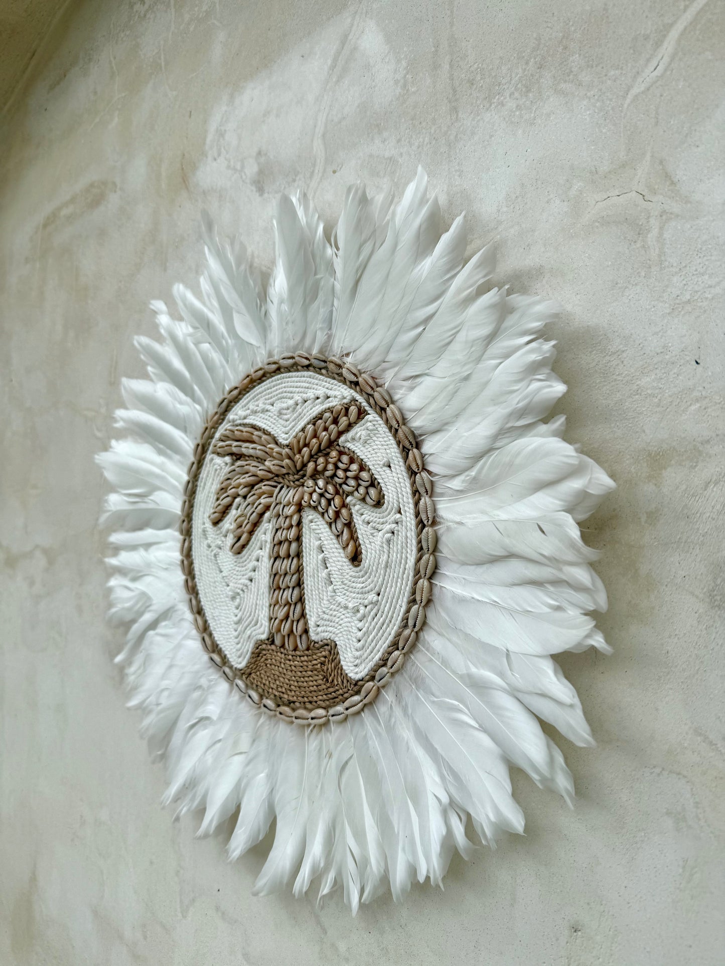 Décoration murale ronde palmier et plumes blanches – création artisanale bohème de Bali