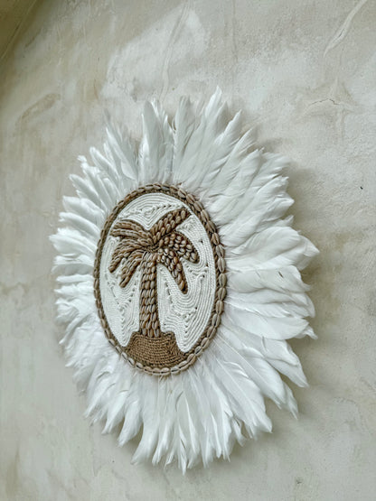 Décoration murale ronde palmier et plumes blanches – création artisanale bohème de Bali