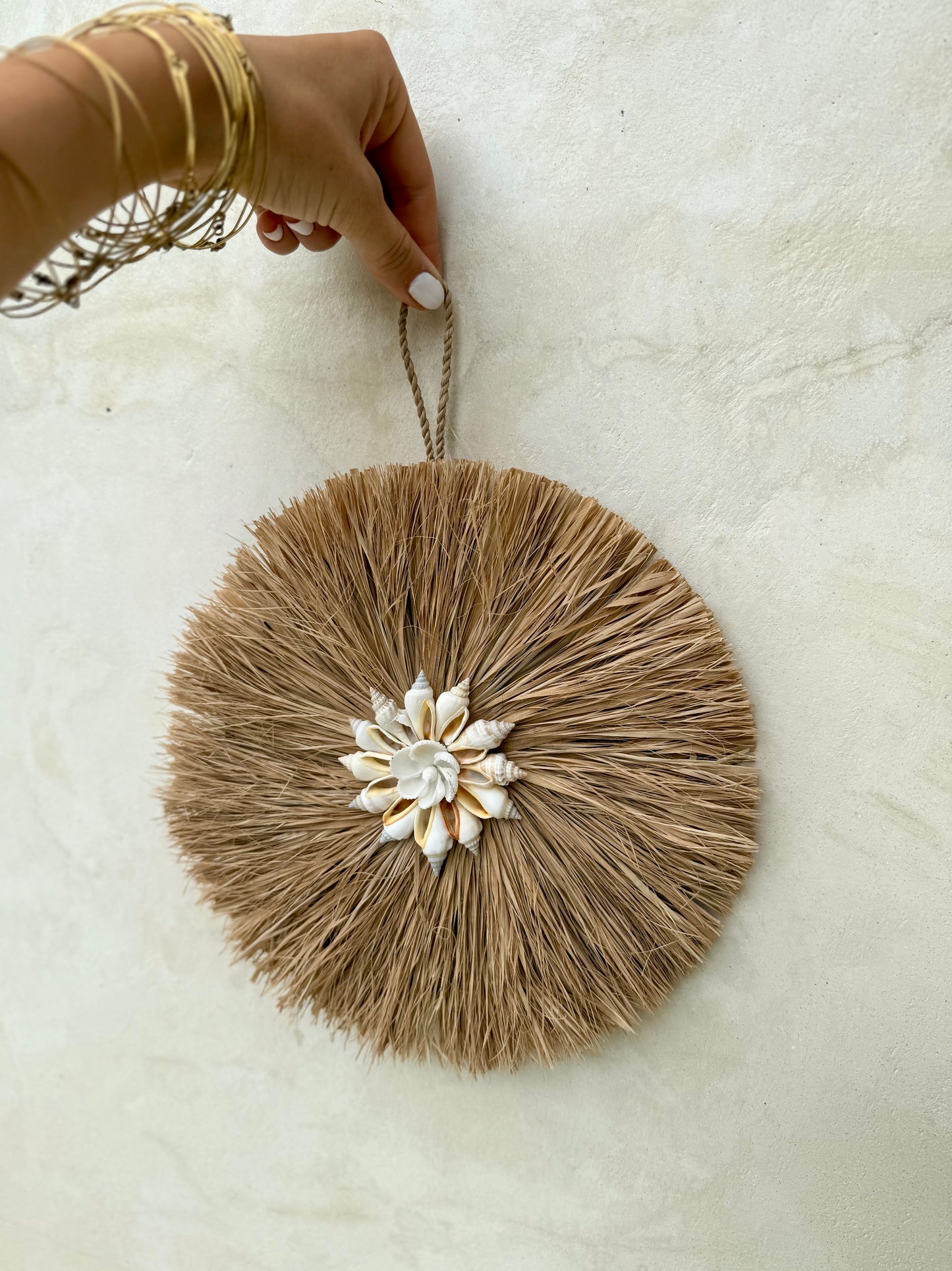 Rond mural en coquillages et plantes aquatiques séchées – artisanat de Bali