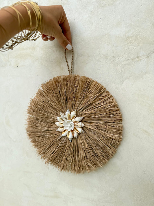 Rond mural en coquillages et plantes aquatiques séchées – artisanat de Bali