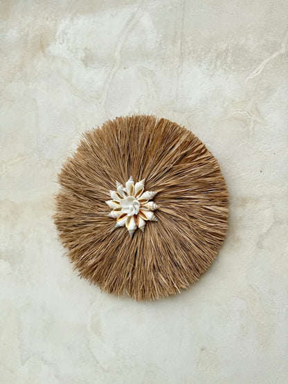 Rond mural en coquillages et plantes aquatiques séchées – artisanat de Bali