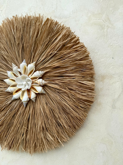 Rond mural en coquillages et plantes aquatiques séchées – artisanat de Bali