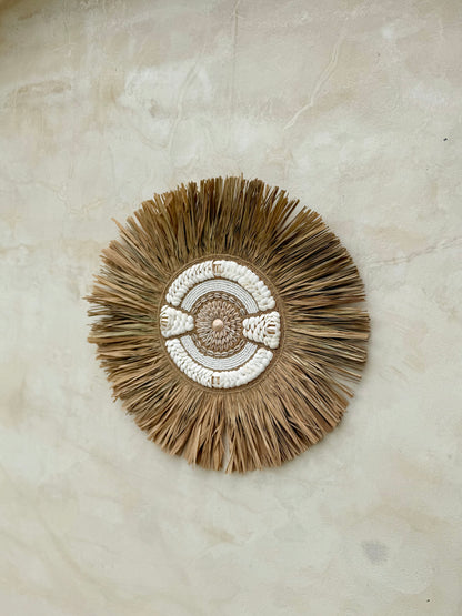 Décoration murale en coquillages, perles et plantes aquatiques séchées – création artisanale bohème de Bali