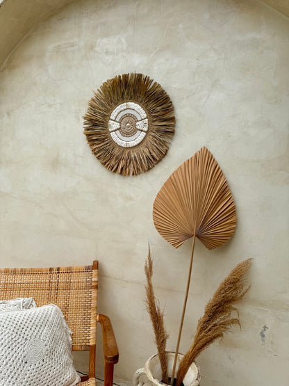 Décoration murale en coquillages, perles et plantes aquatiques séchées – création artisanale bohème de Bali