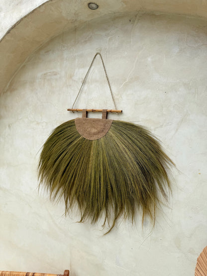Suspension murale en herbe de Rayung kaki – pièce artisanale bohème de Bali