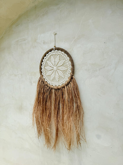 Attrape-rêves en plante aquatique séchée et macramé – suspension murale bohème