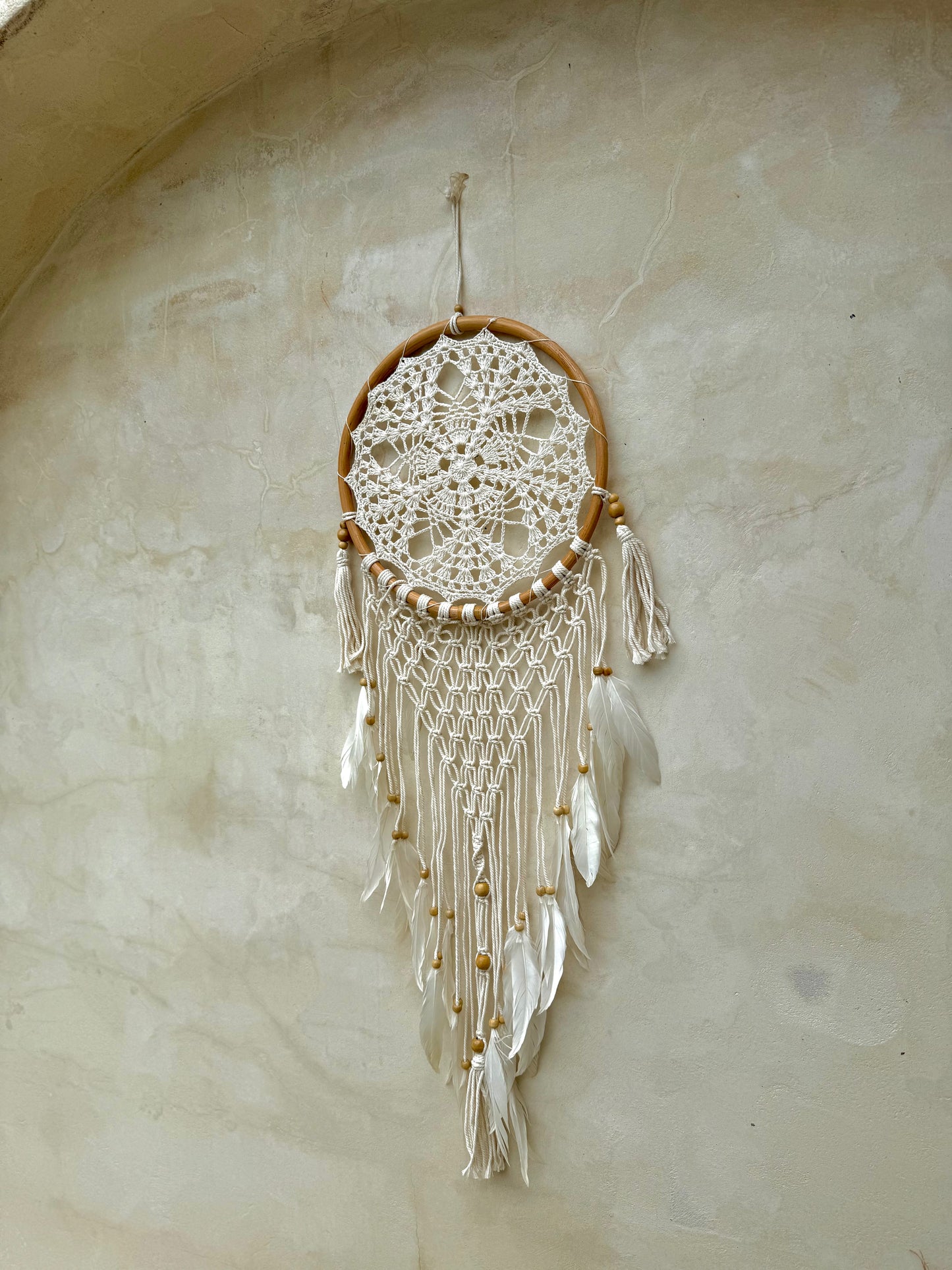 Attrape-rêves en macramé et bois naturel – décoration artisanale de Bali