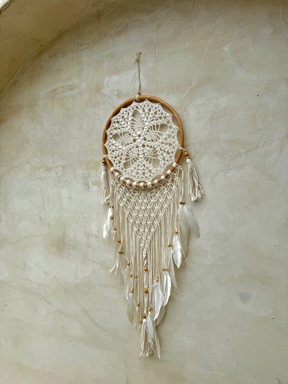 Attrape-rêves en macramé et bois naturel – décoration artisanale de Bali