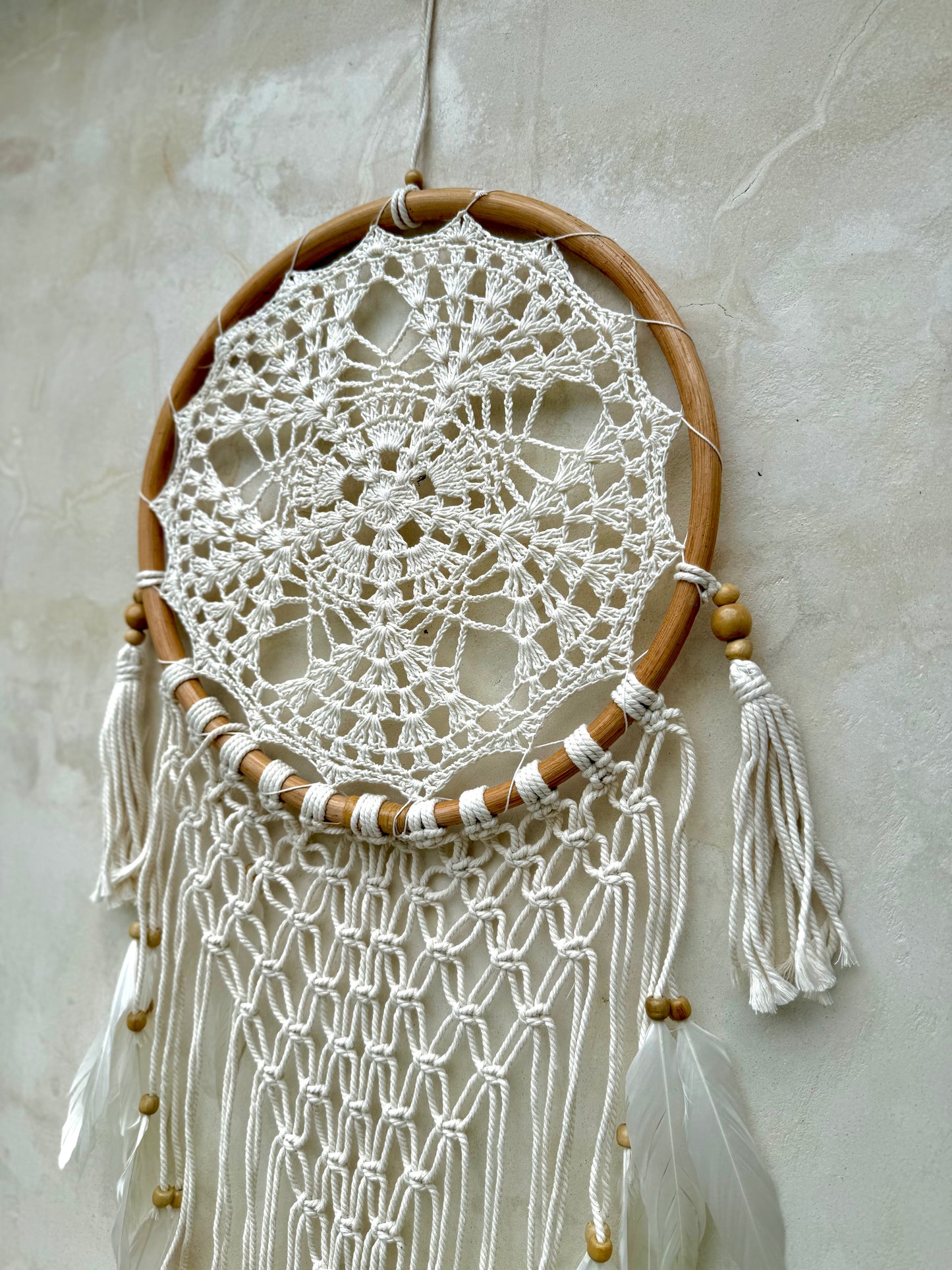 Attrape-rêves en macramé et bois naturel – décoration artisanale de Bali