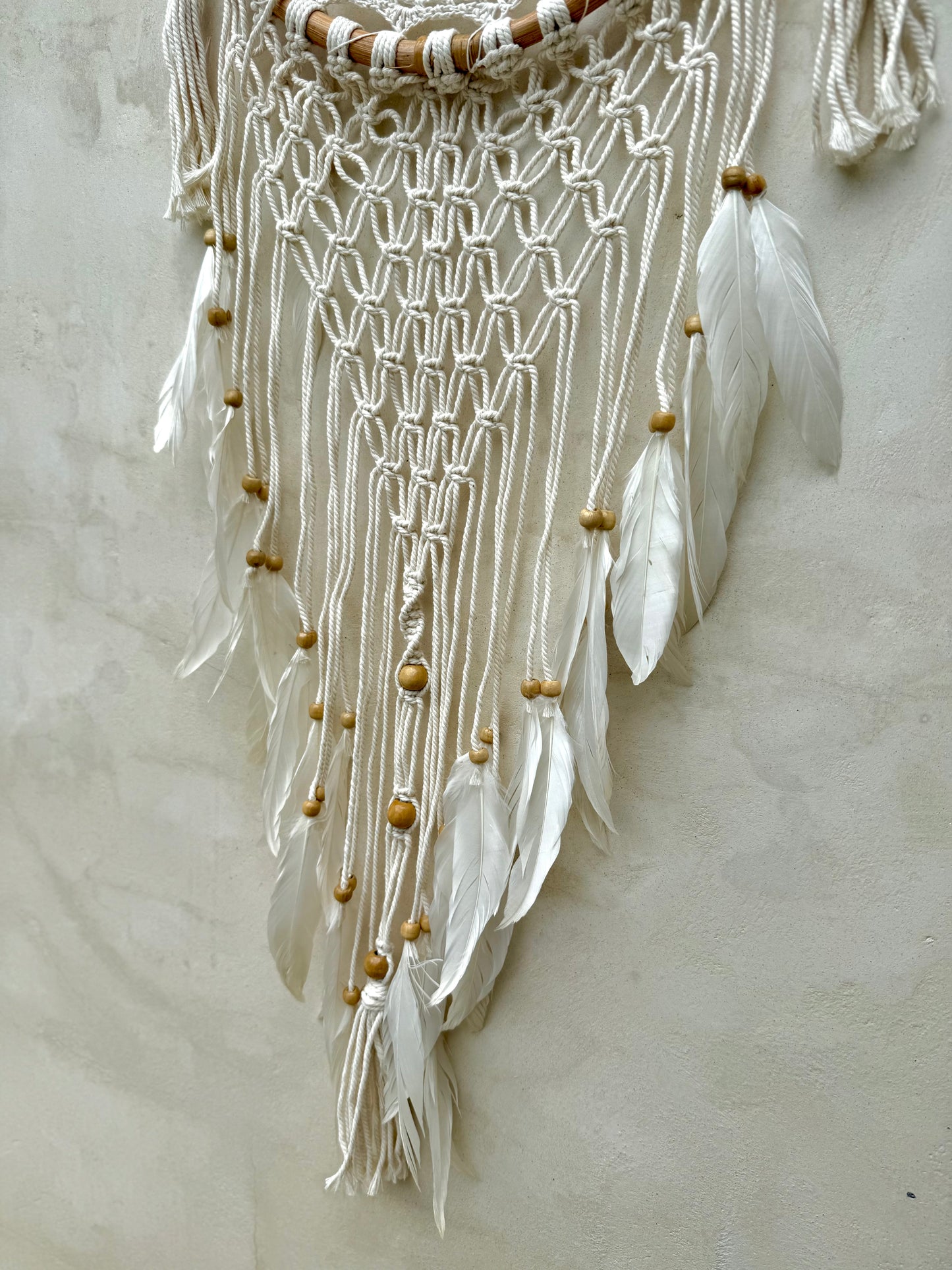 Attrape-rêves en macramé et bois naturel – décoration artisanale de Bali