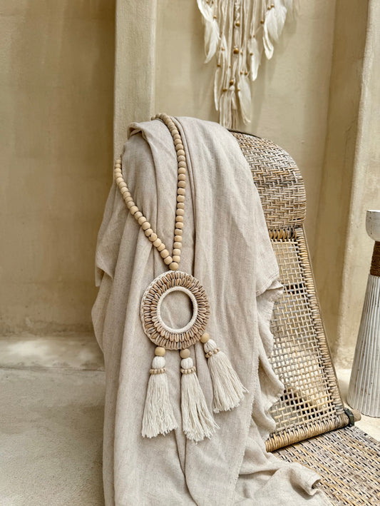 Embrase bohème en macramé et coquillages – décoration artisanale de Bali