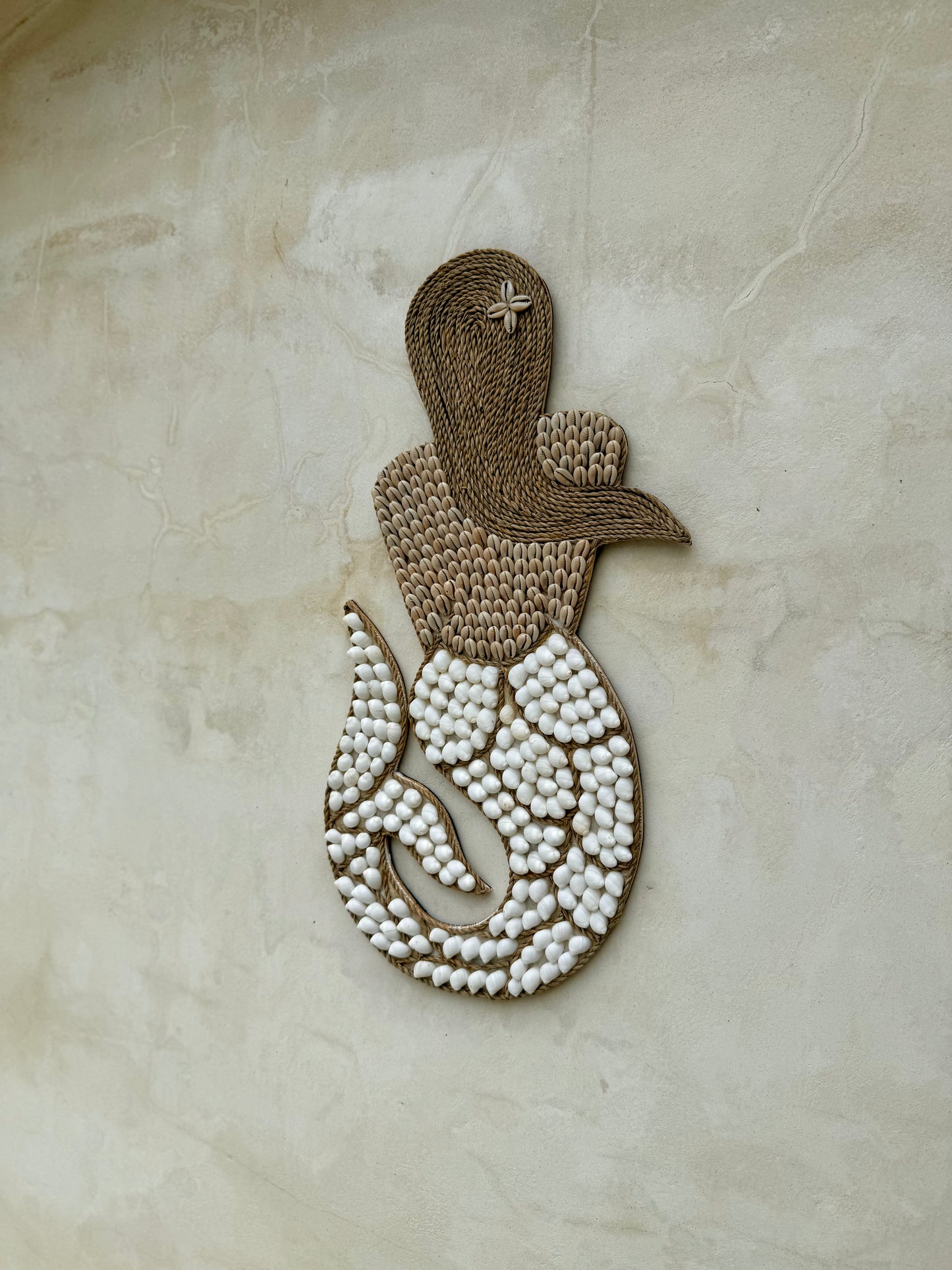 Grande sirène en coquillages et corde naturelle – décoration murale bohème de Bali