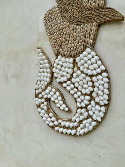 Grande sirène en coquillages et corde naturelle – décoration murale bohème de Bali