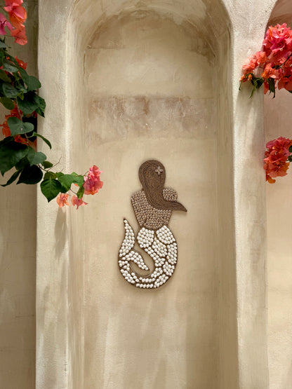 Grande sirène en coquillages et corde naturelle – décoration murale bohème de Bali