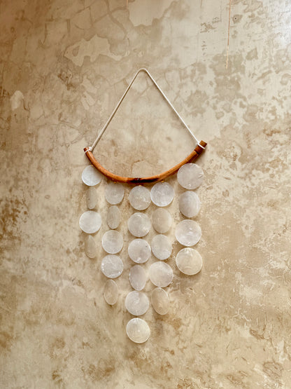 Suspension décorative en nacre et bambou – décoration murale bohème de Bali