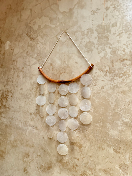 Suspension décorative en nacre et bambou – décoration murale bohème de Bali