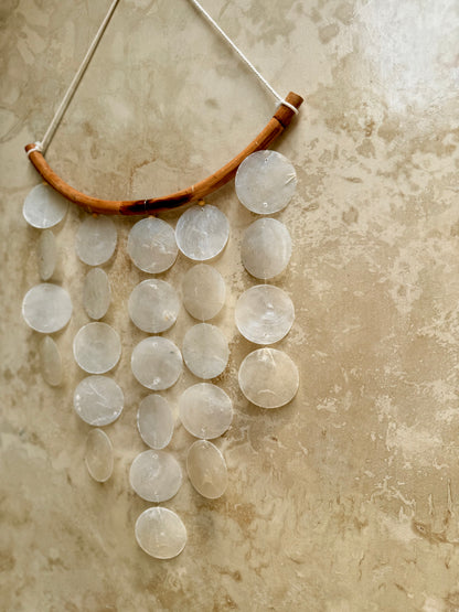 Suspension décorative en nacre et bambou – décoration murale bohème de Bali