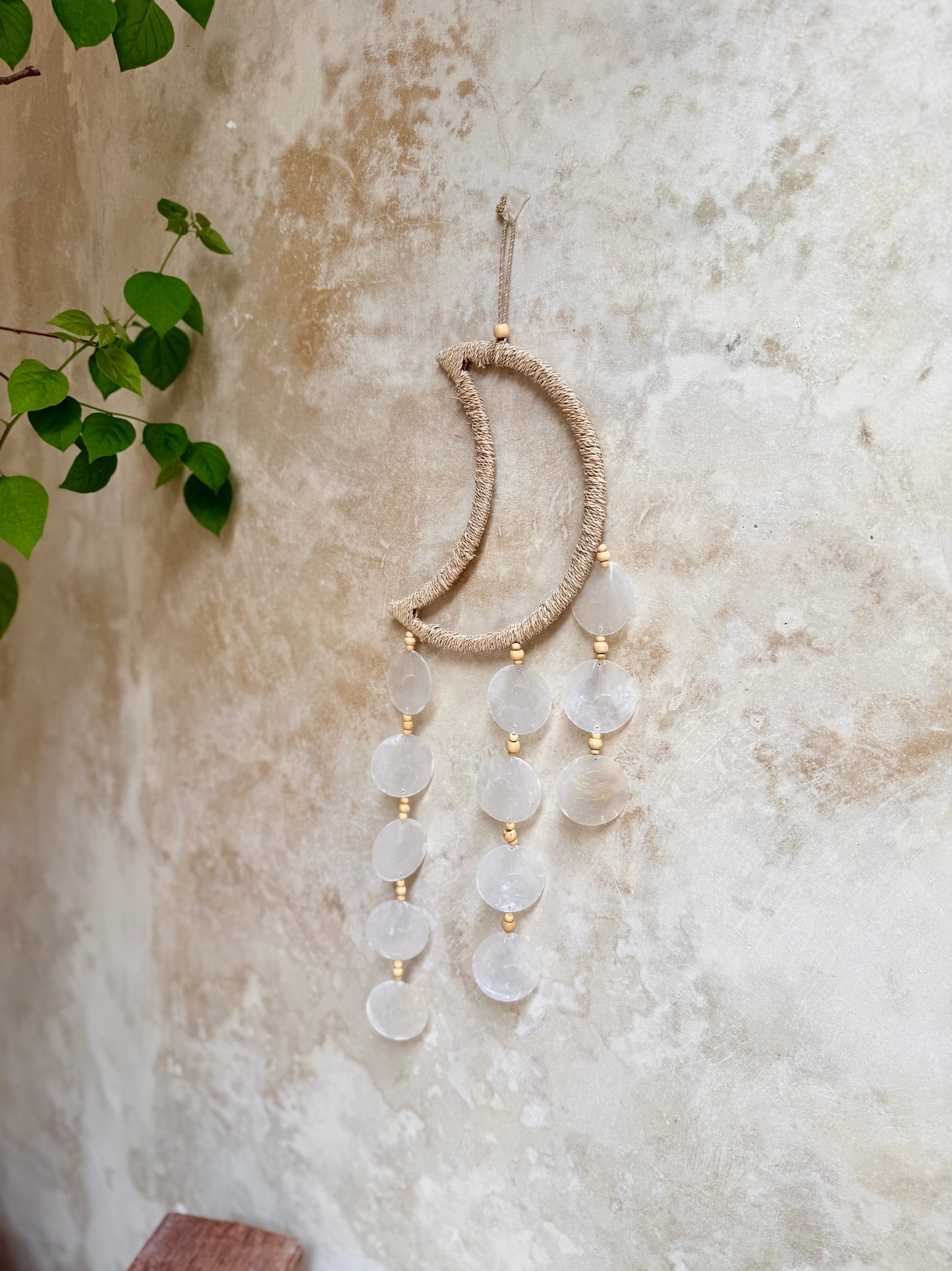 Carillon lune en nacre – décoration murale bohème artisanale de Bali