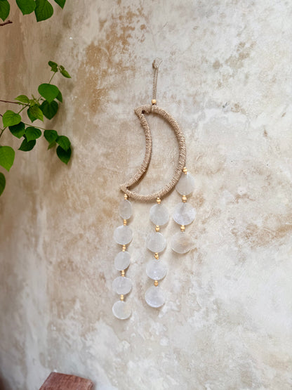 Carillon lune en nacre – décoration murale bohème artisanale de Bali