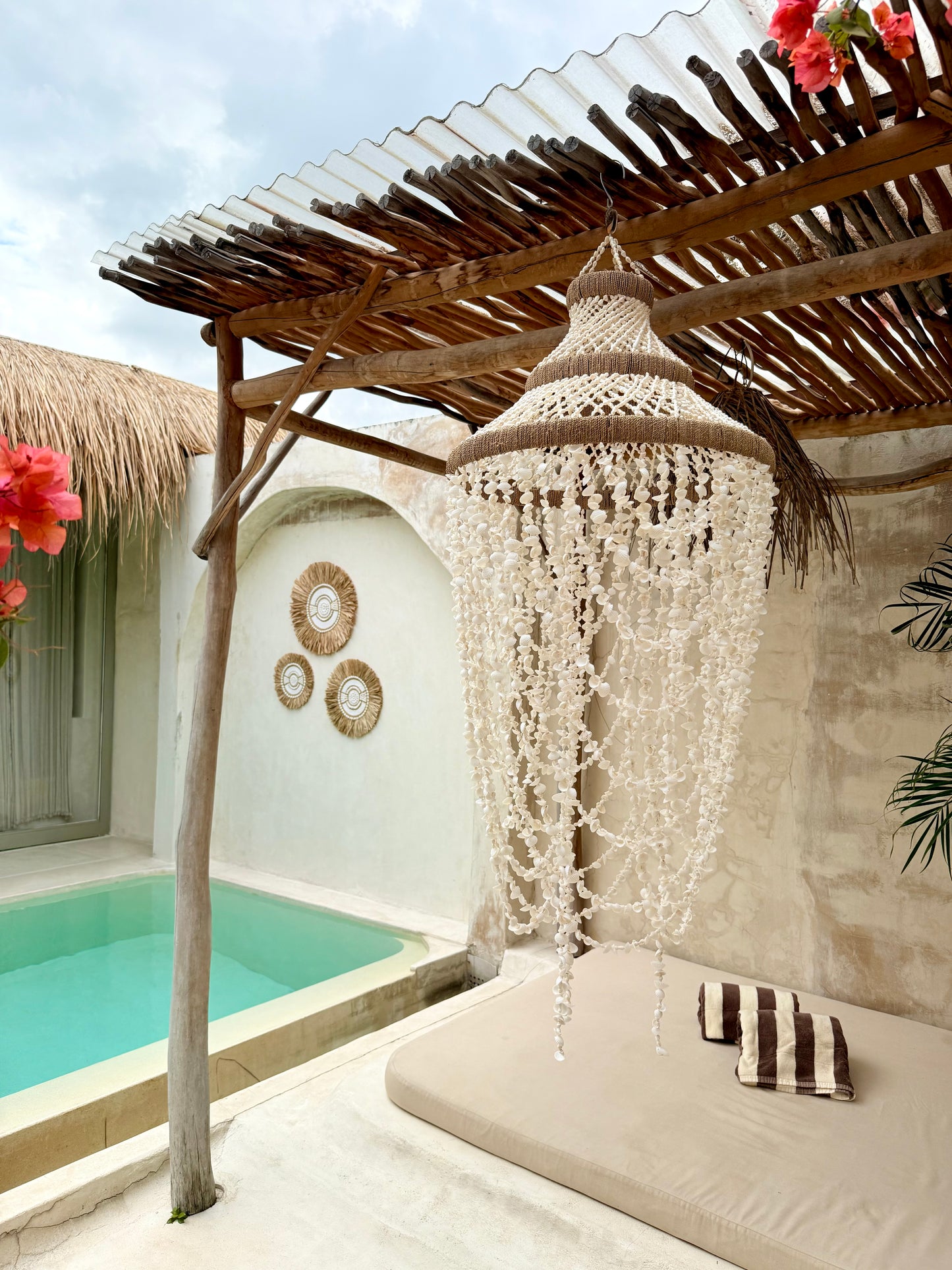 Grand lustre en coquillages et corde naturelle – pièce artisanale d’exception de Bali