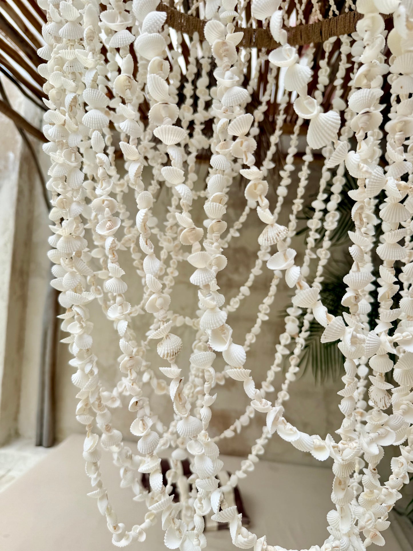 Grand lustre en coquillages et corde naturelle – pièce artisanale d’exception de Bali