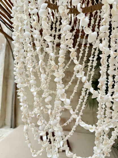 Grand lustre en coquillages et corde naturelle – pièce artisanale d’exception de Bali