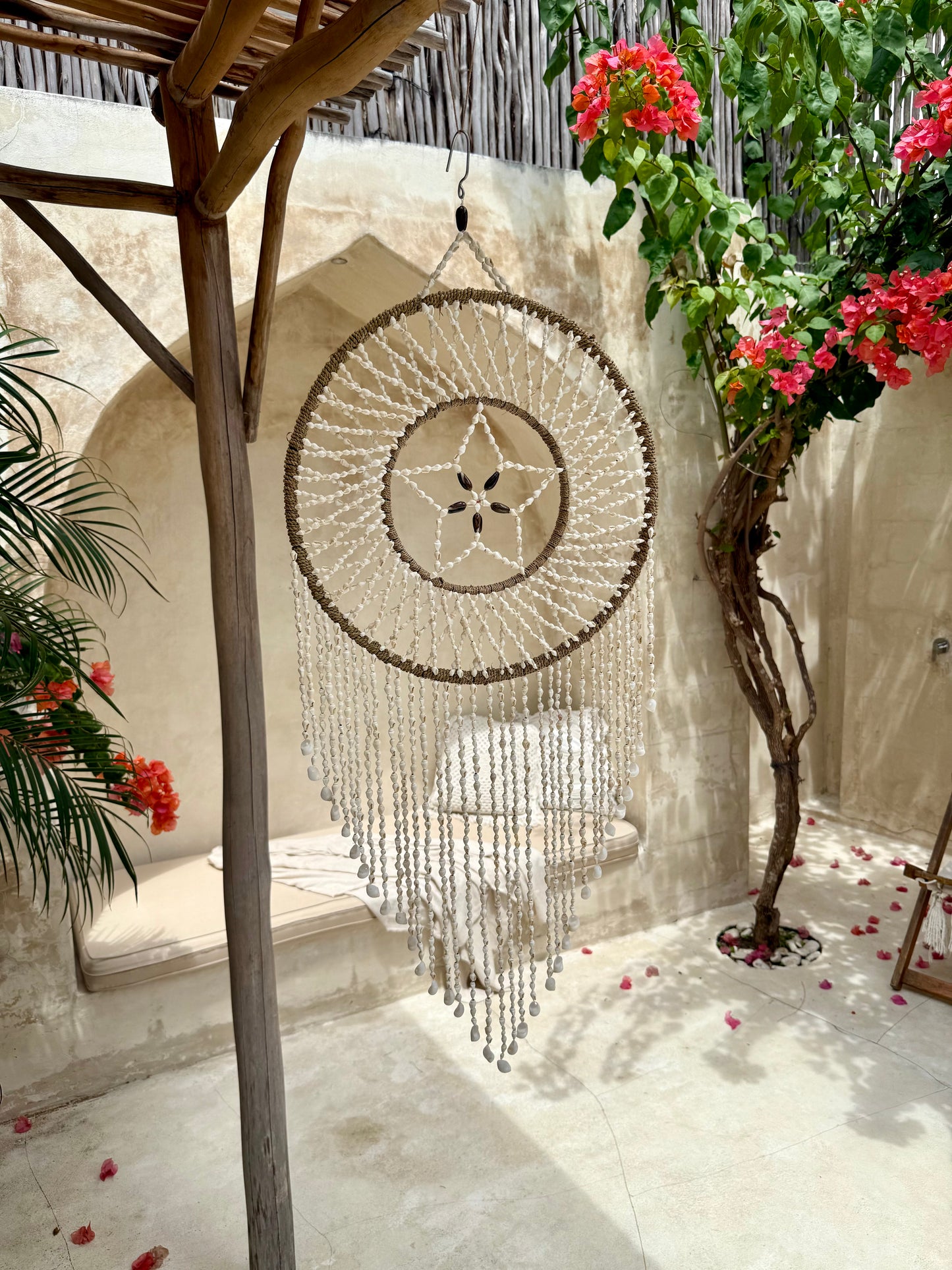 Attrape-rêves rond en coquillages – suspension murale bohème de Bali