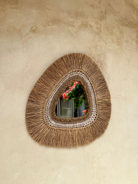 Miroir mural asymétrique en coquillages cauri et fibres naturelles – décoration artisanale bohème de Bali