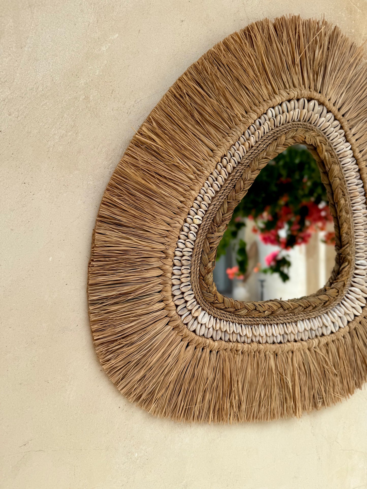 Miroir mural asymétrique en coquillages cauri et fibres naturelles – décoration artisanale bohème de Bali