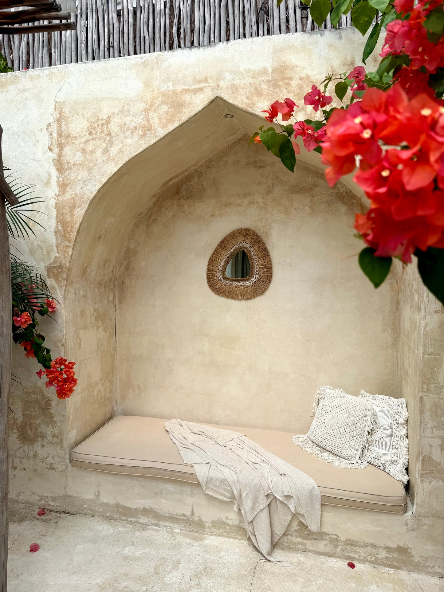 Miroir mural asymétrique en coquillages cauri et fibres naturelles – décoration artisanale bohème de Bali