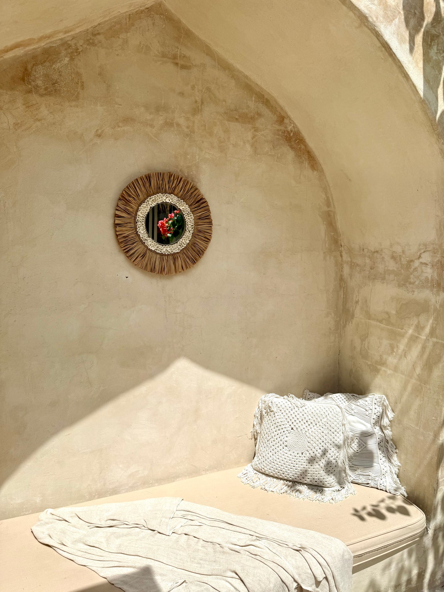 Miroir rond en coquillages anadara et fibres naturelles – décoration murale bohème de Bali